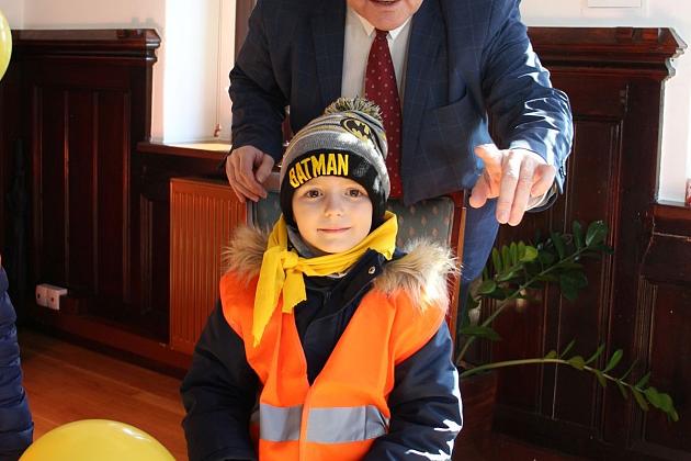 Przedszkolaki przyniosły wiosnę do ratusza