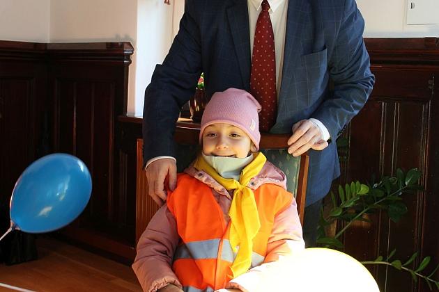 Przedszkolaki przyniosły wiosnę do ratusza