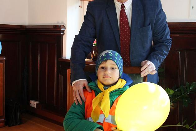 Przedszkolaki przyniosły wiosnę do ratusza