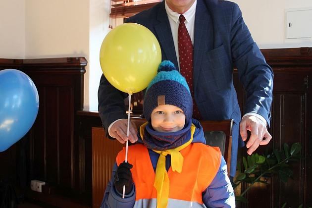 Przedszkolaki przyniosły wiosnę do ratusza