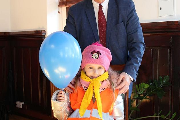 Przedszkolaki przyniosły wiosnę do ratusza