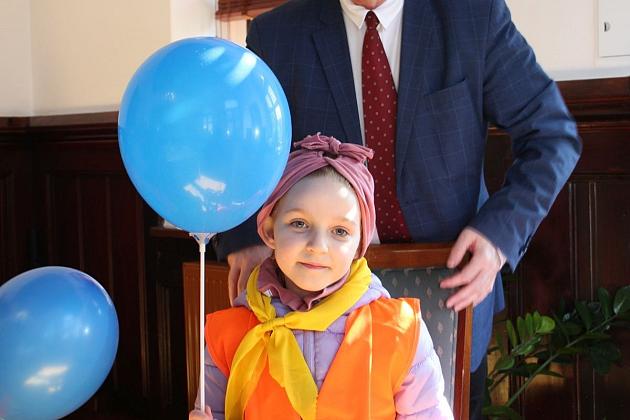 Przedszkolaki przyniosły wiosnę do ratusza