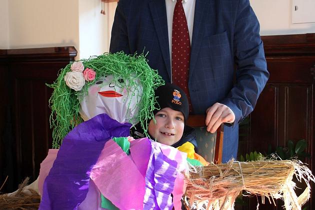 Przedszkolaki przyniosły wiosnę do ratusza