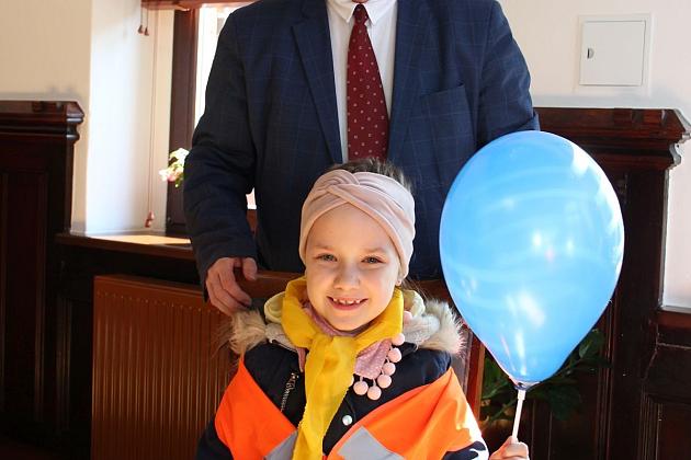 Przedszkolaki przyniosły wiosnę do ratusza