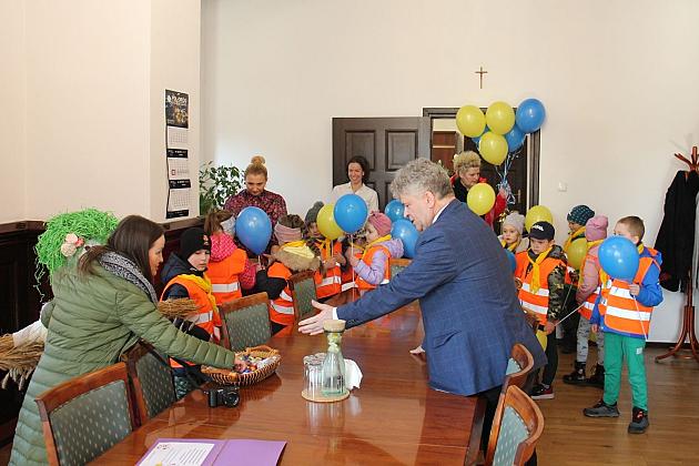 Przedszkolaki przyniosły wiosnę do ratusza