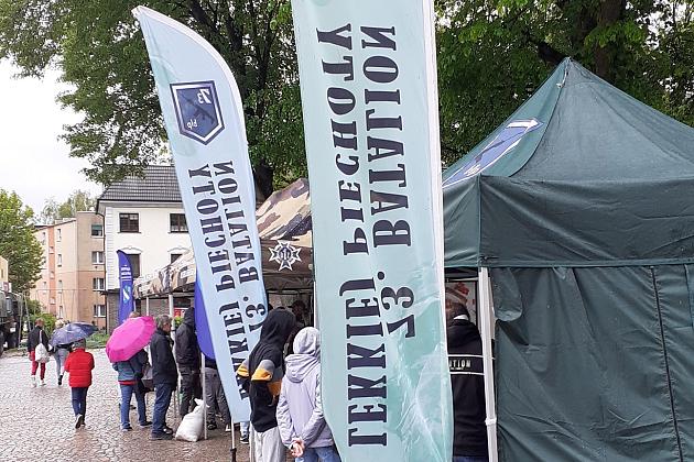 Na placu Pokoju promowali zasadniczą służbę wojskową