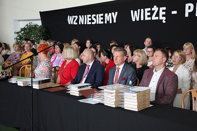 W Szkole Podstawowej nr 8 pożegnano ośmioklasistów