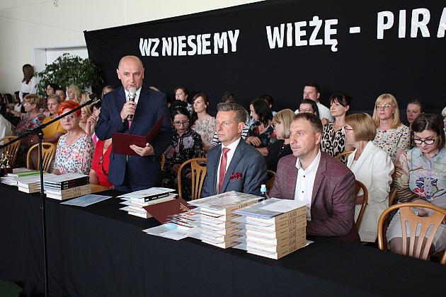 W Szkole Podstawowej nr 8 pożegnano ośmioklasistów