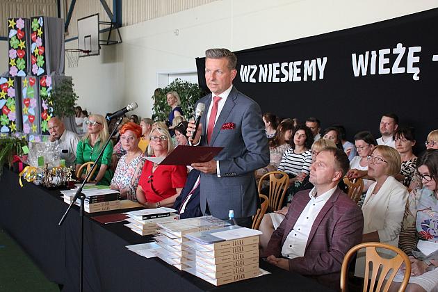 W Szkole Podstawowej nr 8 pożegnano ośmioklasistów
