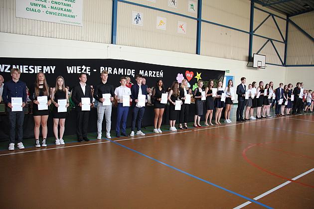 W Szkole Podstawowej nr 8 pożegnano ośmioklasistów