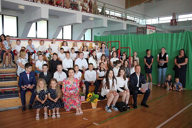 Uczniowie „Siódemki” uroczyście zakończyli rok szkolny