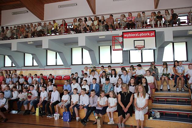 Uczniowie „Siódemki” uroczyście zakończyli rok szkolny