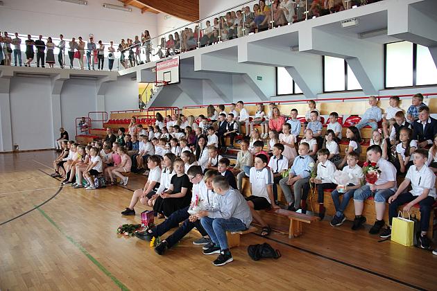 Uczniowie „Siódemki” uroczyście zakończyli rok szkolny