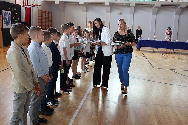 Uczniowie „Siódemki” uroczyście zakończyli rok szkolny