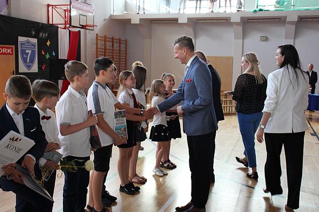 Uczniowie „Siódemki” uroczyście zakończyli rok szkolny