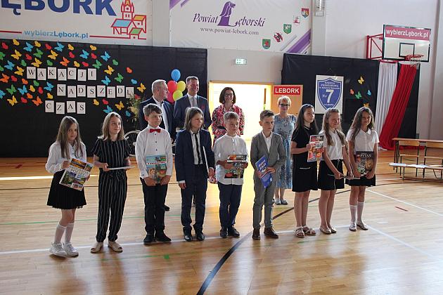 Uczniowie „Siódemki” uroczyście zakończyli rok szkolny