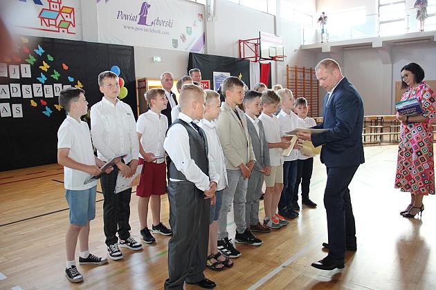 Uczniowie „Siódemki” uroczyście zakończyli rok szkolny