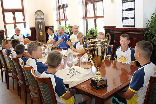 Burmistrz pogratulował zdolnym siatkarzom i ich trenerom