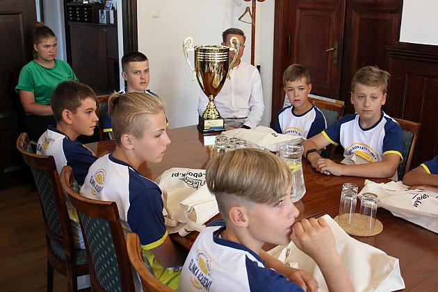 Burmistrz pogratulował zdolnym siatkarzom i ich trenerom