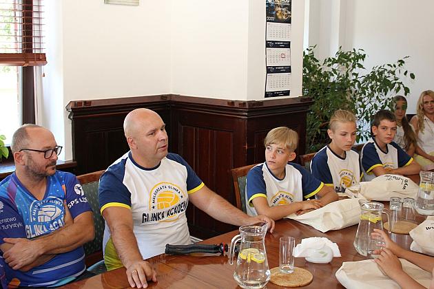 Burmistrz pogratulował zdolnym siatkarzom i ich trenerom