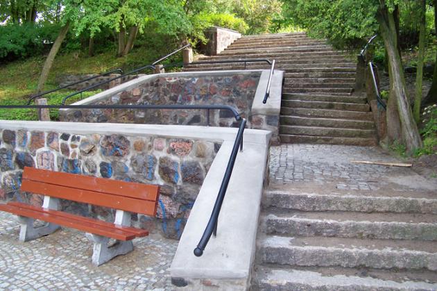 Schody nad stawem w parku Chrobrego jak nowe 