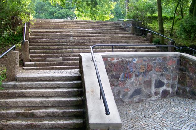 Schody nad stawem w parku Chrobrego jak nowe 