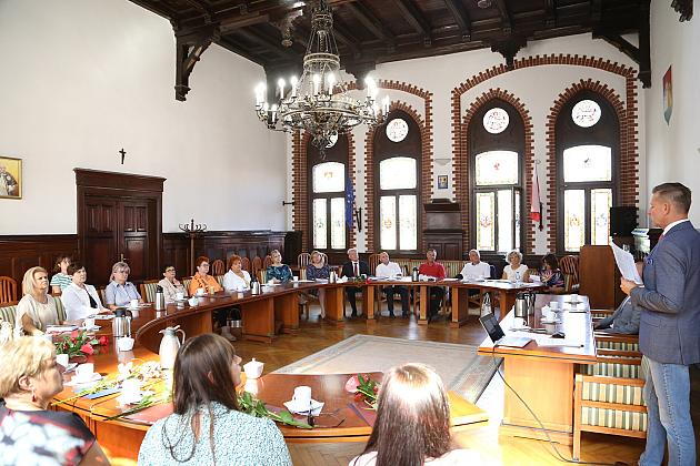 Spotkanie w ratuszu w sprawie nowego roku szkolnego