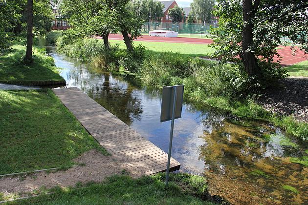 Kładka nad rzeką łebą przyjazna dla kajakarzy