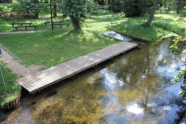 Kładka nad rzeką łebą przyjazna dla kajakarzy