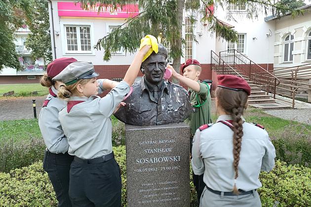 Harcerze dbają o pomnik gen. Stanisława Sosabowskiego