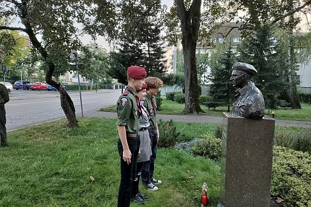 Harcerze dbają o pomnik gen. Stanisława Sosabowskiego