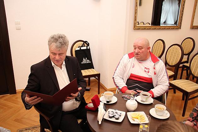 Dariusz Gabrynowicz z medalem Burmistrza Lęborka