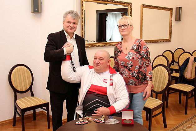 Dariusz Gabrynowicz z medalem Burmistrza Lęborka