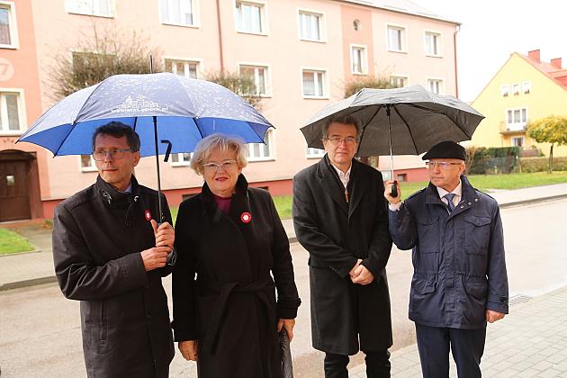 Zapłonęły znicze pod tablicą Polskiej Rady Ludowej