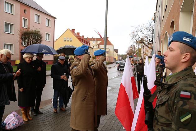 Zapłonęły znicze pod tablicą Polskiej Rady Ludowej