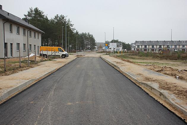 Wylewają asfalt na ulicach dzielnicy „Lębork Wschód”