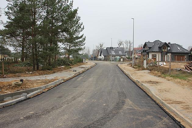 Wylewają asfalt na ulicach dzielnicy „Lębork Wschód”