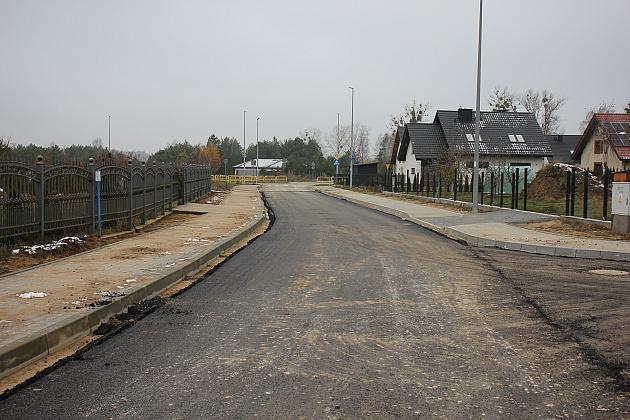 Wylewają asfalt na ulicach dzielnicy „Lębork Wschód”