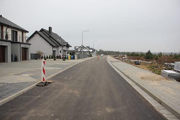 Wylewają asfalt na ulicach dzielnicy „Lębork Wschód”