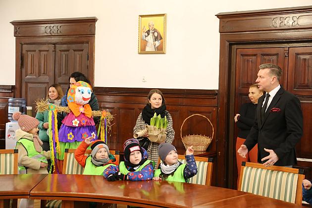 Przedszkolaki przyniosły wiosnę do ratusza