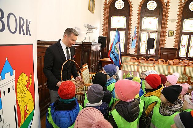 Przedszkolaki przyniosły wiosnę do ratusza