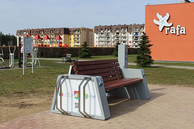 Solarna ławka i samoobsługowa stacja rowerowa stanęła przy Pływalni „RAFA”