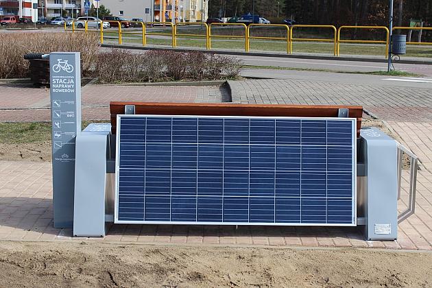 Solarna ławka i samoobsługowa stacja rowerowa stanęła przy Pływalni „RAFA”