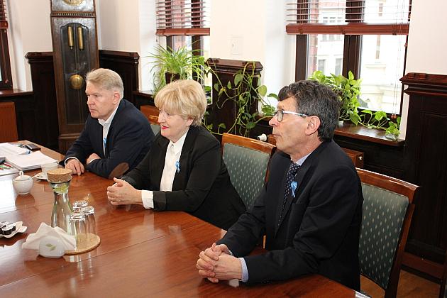Niebieska wstążka na znak solidarności z osobami z autyzmem