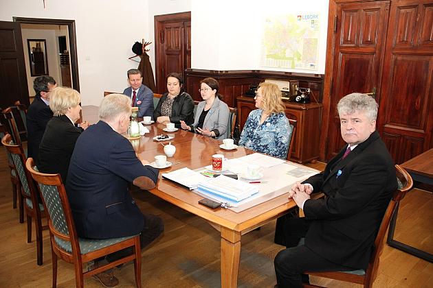 Niebieska wstążka na znak solidarności z osobami z autyzmem