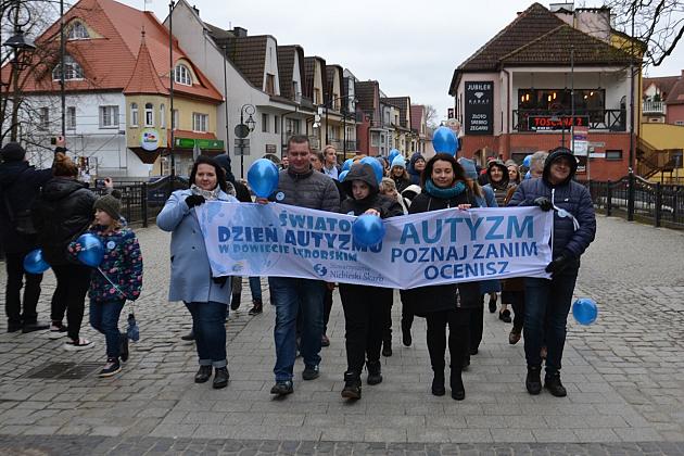 W solidarności z osobami z autyzmem. Lębork na niebiesko