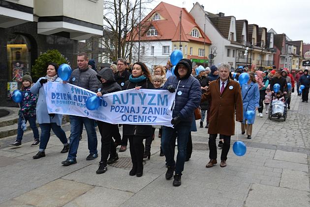 W solidarności z osobami z autyzmem. Lębork na niebiesko