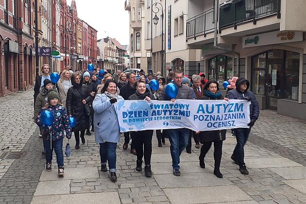 W solidarności z osobami z autyzmem. Lębork na niebiesko