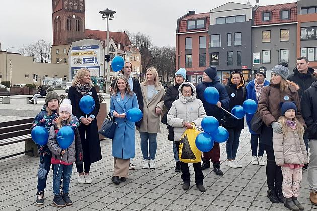 W solidarności z osobami z autyzmem. Lębork na niebiesko