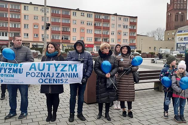 W solidarności z osobami z autyzmem. Lębork na niebiesko